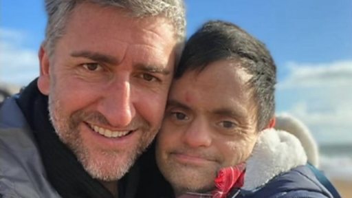 Hombre describe haber rescatado a su hermano con síndrome de Down