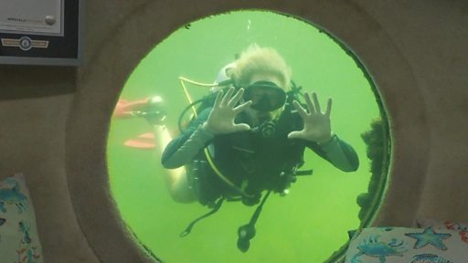 Un professore della Florida batte il record mondiale di tempo trascorso a vivere sott’acqua