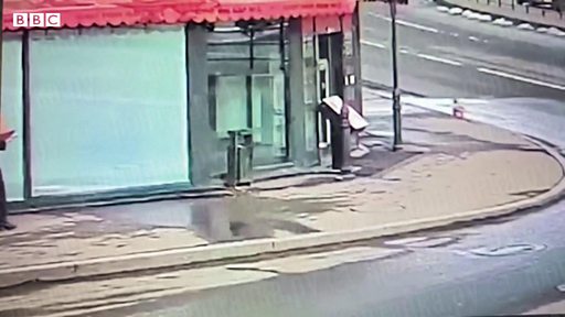 カフェでの爆発、当局が女性拘束……映像で事件を追う サンクトペテルブルク - BBCニュース