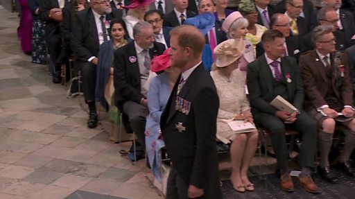 El príncipe Harry se va solo después de asistir a la coronación