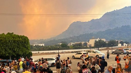 Πυρκαγιές στην Ελλάδα: Χιλιάδες σπίτια και ξενοδοχεία έχουν εγκαταλείψει τη Ρόδο καθώς οι πυρκαγιές εξαπλώνονται