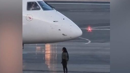 Pasajero de Aeroméxico abre la puerta del avión y sube al ala