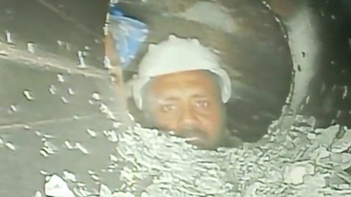 Crollo del tunnel dell’Uttarakhand: i soccorritori scavano manualmente per salvare i lavoratori intrappolati