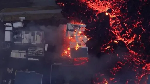 アイスランド南西部で噴火、近くの町に溶岩流出し住宅火災 全住民が