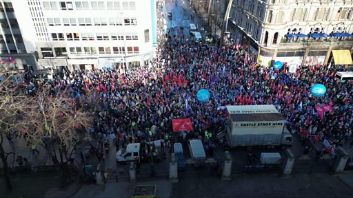 Απεργίες: Χιλιάδες συμμετέχουν σε πορείες σε μια μεγάλη απεργία για τους μισθούς