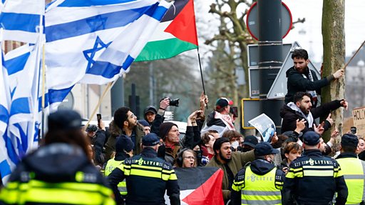 Ο Ισραηλινός Πρόεδρος Ισαάκ Χέρτζογκ αντιμετωπίζει διαδηλώσεις στη Γάζα στο Ολλανδικό Μουσείο Ολοκαυτώματος