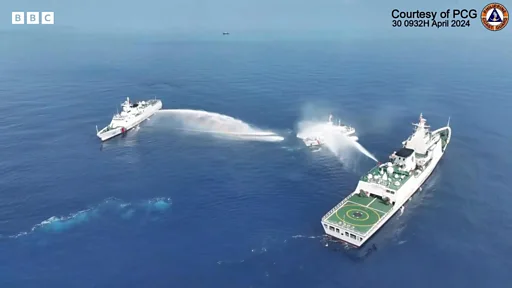 中国、フィリピン沿岸警備隊の船に放水 BBC特派員が同乗取材 - BBCニュース