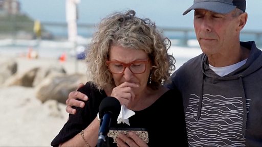 Padres australianos rinden emotivo homenaje a los surfistas asesinados en México