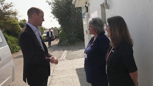 El príncipe William dice que Kate está «bien» durante su visita a Cornualles
