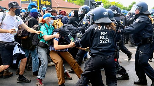 Grünheide: manifestantes de la fábrica de Tesla se enfrentan a la policía en Alemania