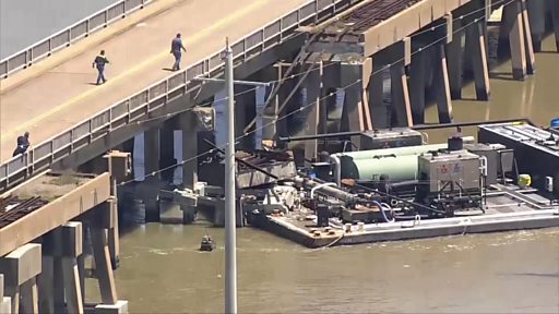Una barcaza choca contra un puente frente a la costa de Texas, provocando un derrame de petróleo