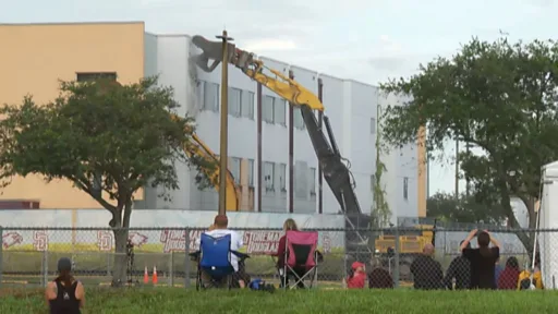 Comienza la demolición en el lugar del tiroteo en la escuela Parkland en Florida