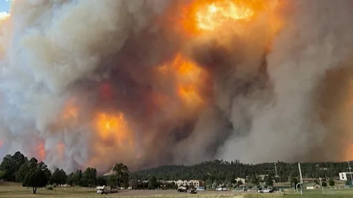 Miles de personas evacuan mientras un mortal incendio forestal arrasa la zona rural de Nuevo México