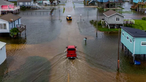 El huracán Alberto sobrevive a México y empapa la costa de Texas
