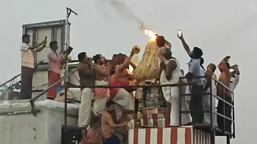 திருப்பரங்குன்றத்தில் தீபம் ஏற்றும் விவகாரத்தில் தள்ளுமுள்ளு- ஊரடங்கு  பிறப்பித்த மாவட்ட நிர்வாகம்