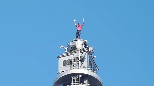 美國攀岩家91分鐘徒手登頂台北101