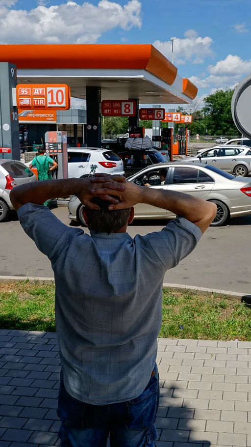 Заправочная станция или топливные насосы, символизирующие дефицит бензина.