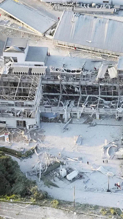 Resgate em shopping desabado após terremoto no Japão