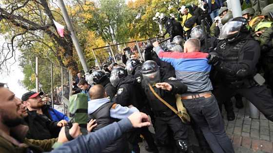 Ukraine anti-graft protesters clash with riot police