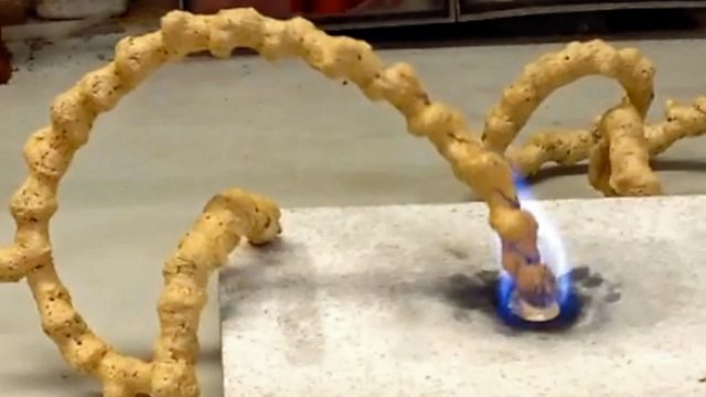 Tiocianato de mercurio, el increíble material que al arder crece hasta 100 veces su tamaño