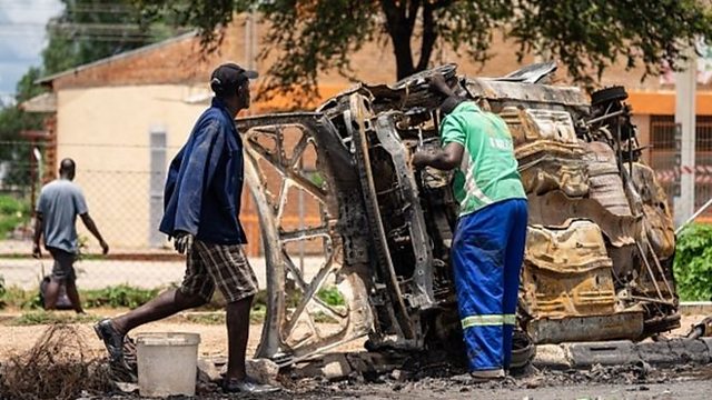 BBC World Service - World Update, Zimbabwe economic crisis: MDC ...