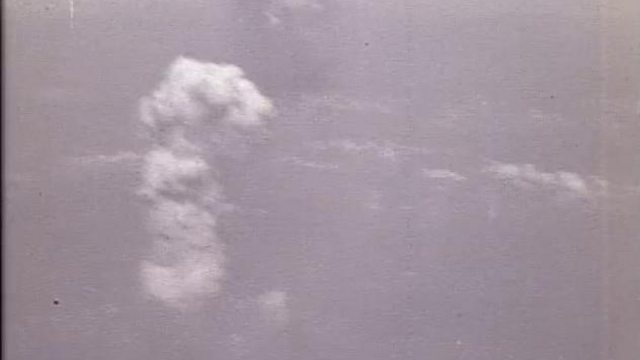 Bomba atômica explodindo sobre Hiroshima