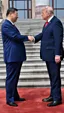 Трамп пожимает руку Си