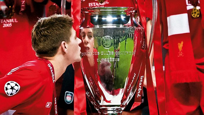 Gerrard kisses the Champions League trophy before lifting it in 2005