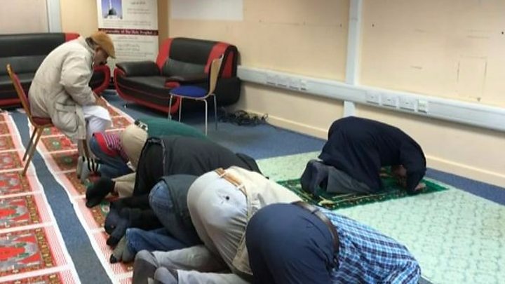 Ahmadi Muslims 'facing discrimination' in Cardiff - BBC News