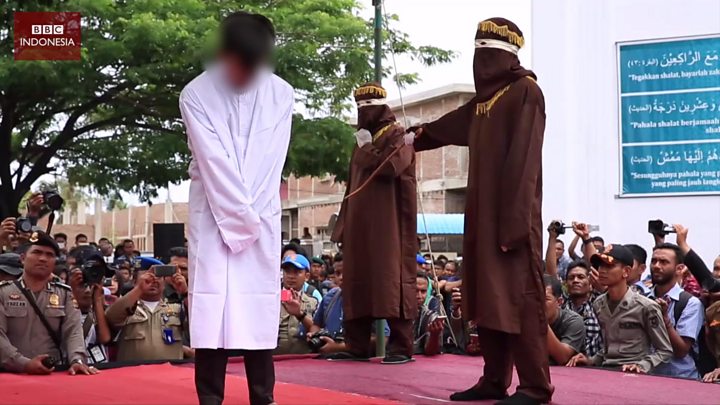 Pencambukan Gay Di Aceh Berlangsung Dalam Sorakan Bbc News Indonesia 