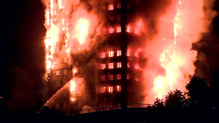 Reino Unido: bomberos luchan por rescatar a personas atrapadas en un enorme incendio en una torre de viviendas en Londres P055vbln