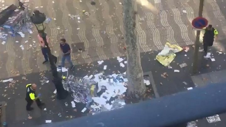 Al menos 13 muertos y 100 heridos en un "ataque terrorista" con una furgoneta en Las Ramblas de Barcelona P05cmvl5