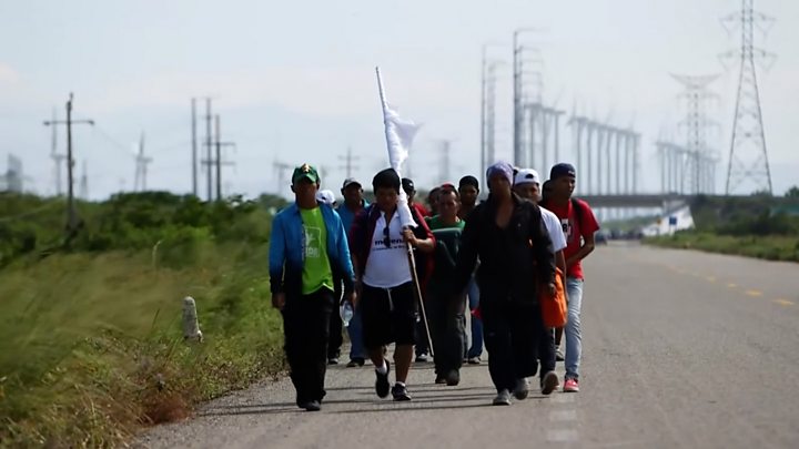 Очередь мигрантов для регистрации на ярмарке труда возле границы между США и Мексикой в ??Тихуане, Мексика, 19 ноября 2018 года