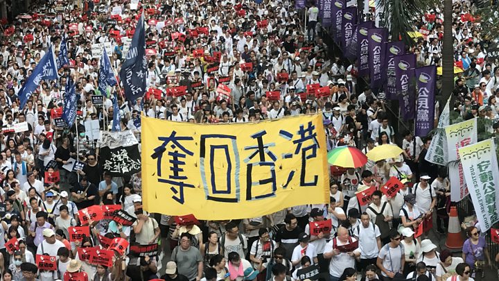 逃犯条例争议：香港游行人数超百万创下纪录 警方拘捕数人动用胡椒喷剂