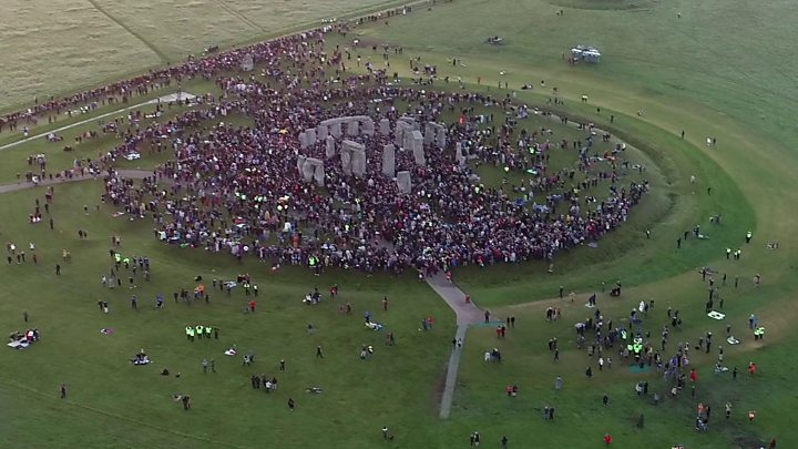 Thousands of people cheered sunrise at Stonehenge on summer solstice