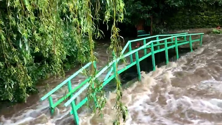 Whaley Bridge Dam: Hundreds Volunteer To Fix Grandfather'S Bridge.