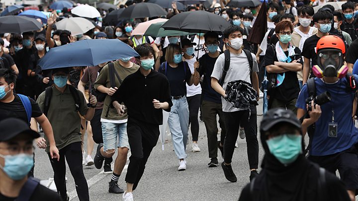 В Гонконге беспорядки и сотни задержанных: парламент обсуждает закон о гимне
