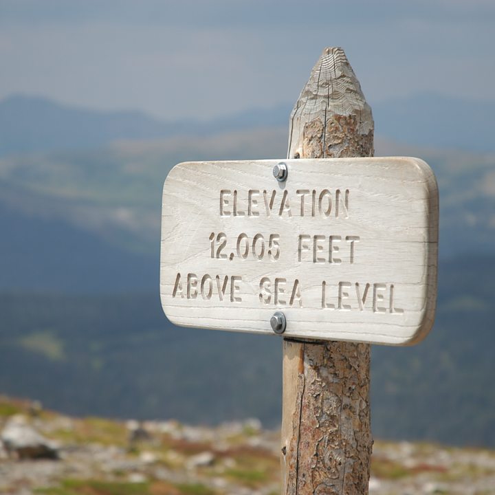 Elevation signpost, Rocky Mountain National Park (Credit: Stephanie Beverungen via Getty Images)