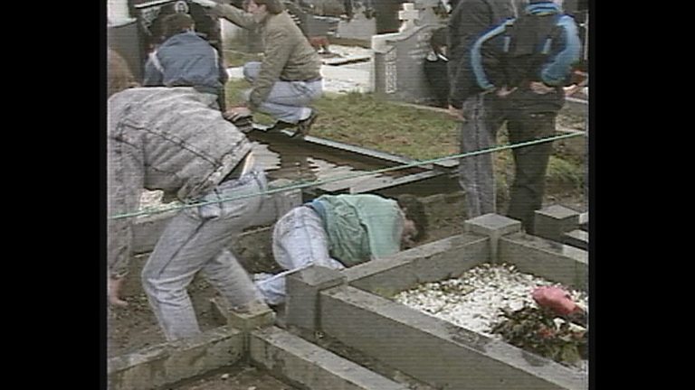 BBC News - BBC Nine O'Clock News, 16/03/1988, Milltown Cemetery attack