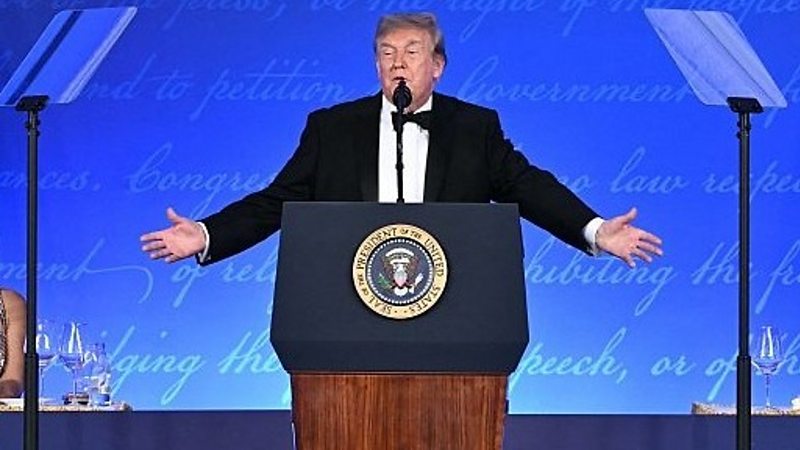 Trump arremete contra la prensa durante la cena de corresponsales de la Casa Blanca.