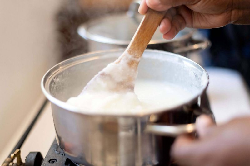 What is the arrangement of particles in a solid, liquid and gas? BBC