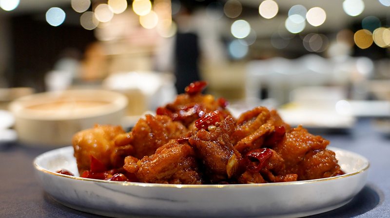 台湾食物在这几年有了更多的国际能见度,但台湾菜是什麽,似乎还没有一个清晰的轮廓。「台湾菜」的形成过程,其实也反映了台湾身份认同的转变。
