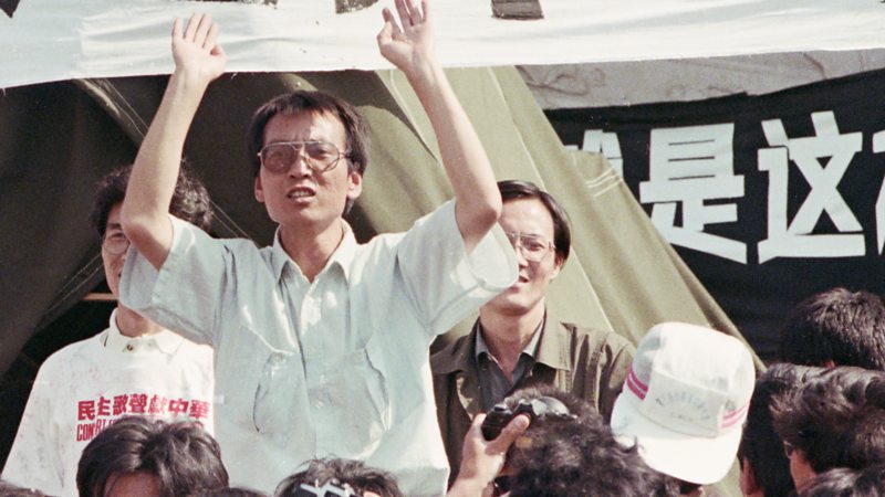 天安门广场上刘晓波挥舞双臂与学生对话(1989年)