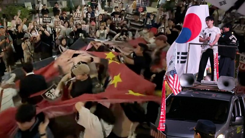 韓國抗議青年撕毀印有中國領導人頭像的五星紅旗