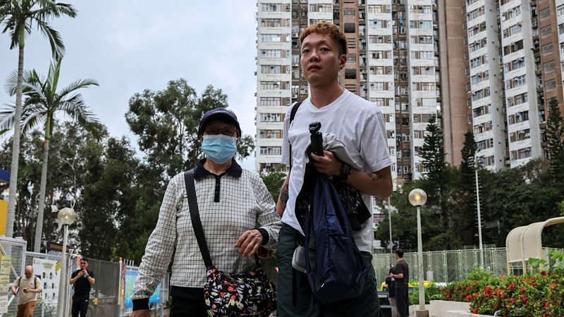 香港大埔宏福苑七棟受災住宅居民，週一（4月20日）起分批返回受損單位執拾物品。