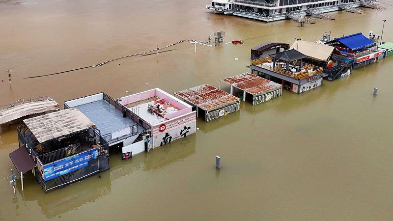 颱風「美莎克」挾帶強降雨侵襲中國南方,導致廣西南寧水庫堤壩潰決,大量洪水傾瀉而出,淹沒村鎮和道路。