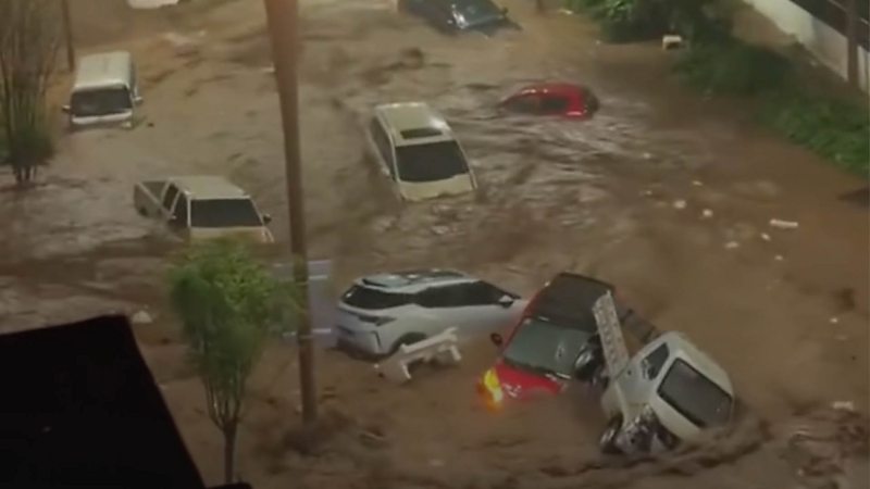 河北洪水沖走汽車