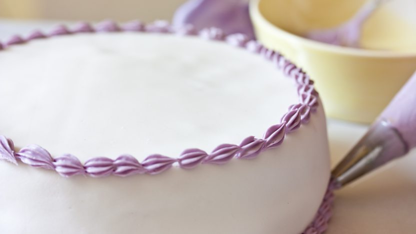 piping edges on cake