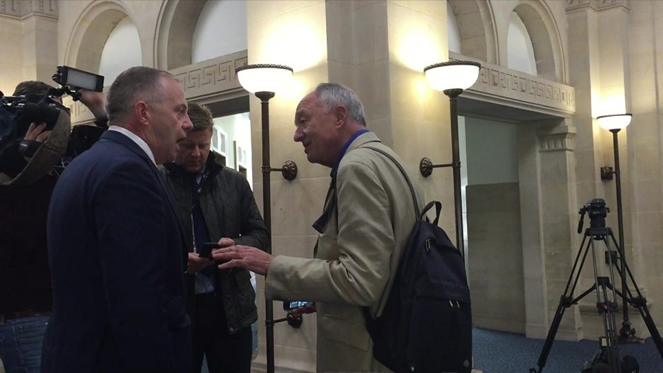 Laboristický poslanec John Mann konfrontuje Kena Livingstona v době, kdy roste napětí kvůli antisemitským tvrzením