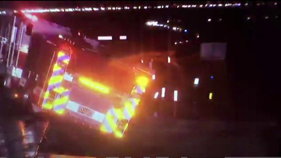 Feuerwehrfahrzeug von Erdfall verschluckt